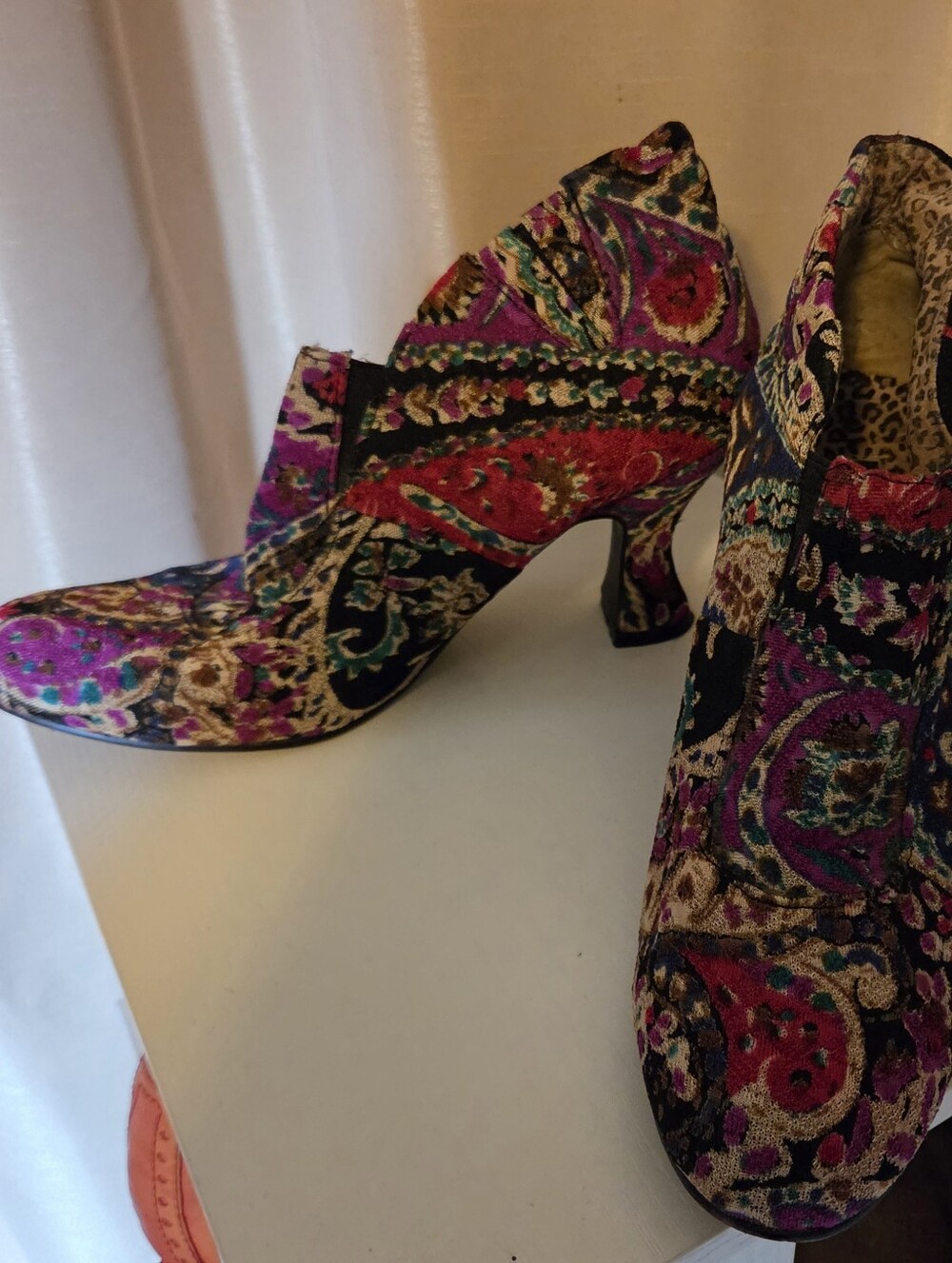 Gorgeous Baci Tapestry Booties in great vintage shape Size 8 So beautiful.